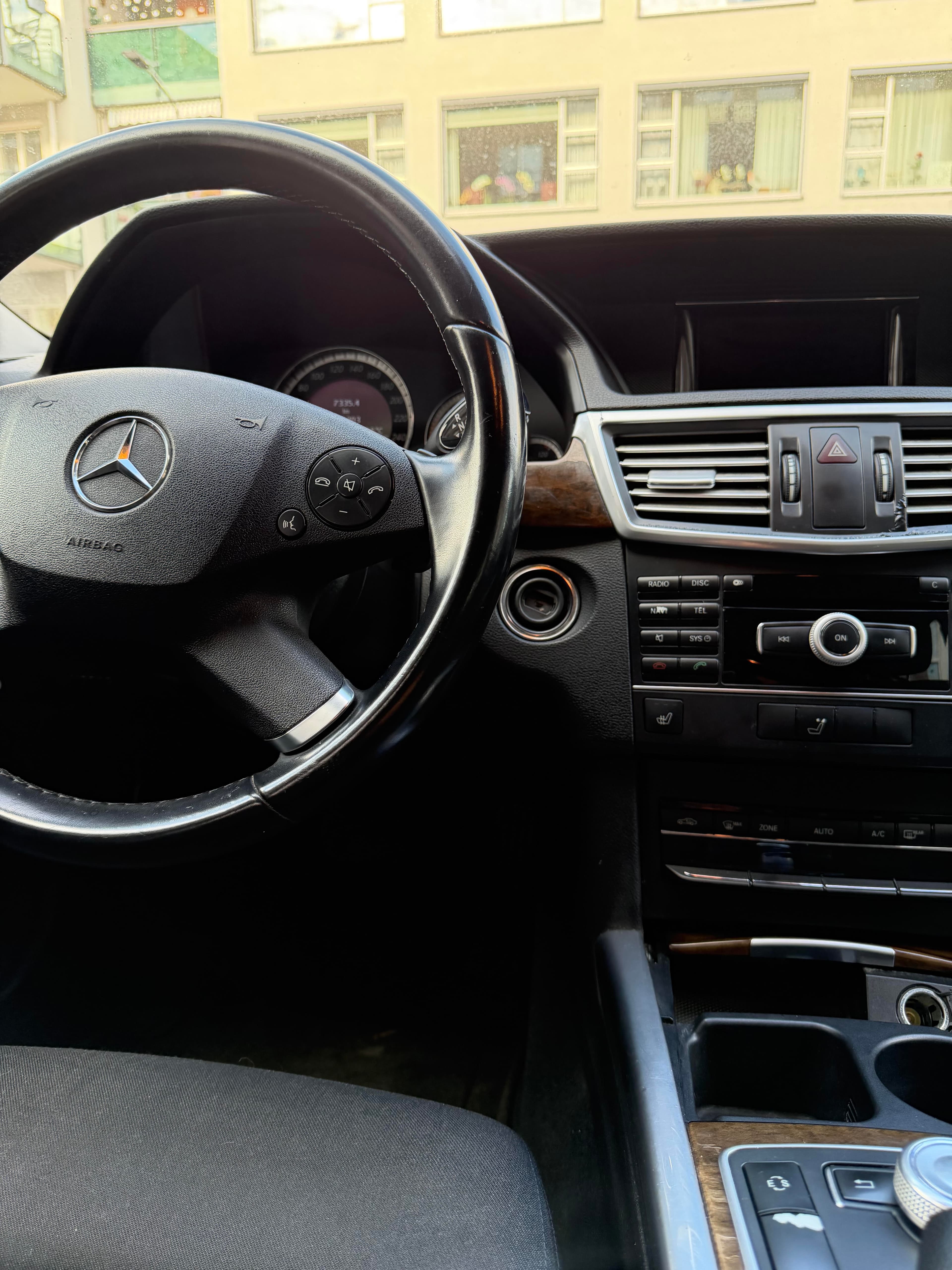 Automotive contactslot van een Mercedes-Benz, zonder autosleutel in beeld