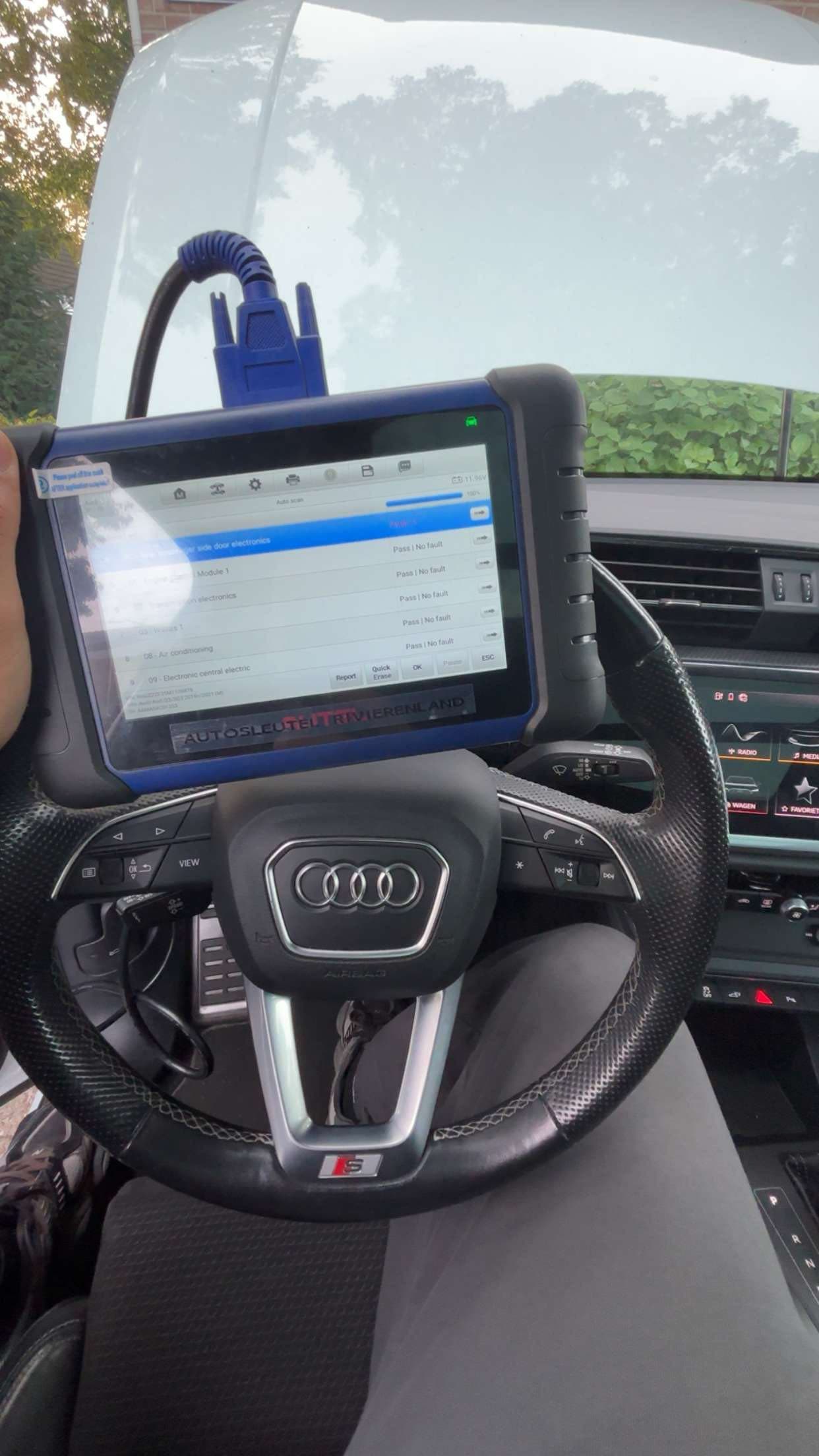 Diagnoseapparaat in een auto-interieur