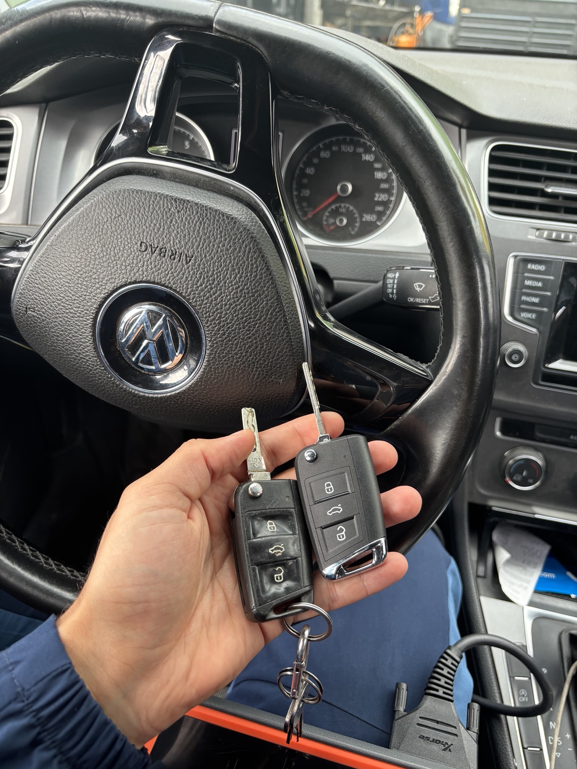 Oude en nieuwe Volkswagen autosleutel naast elkaar